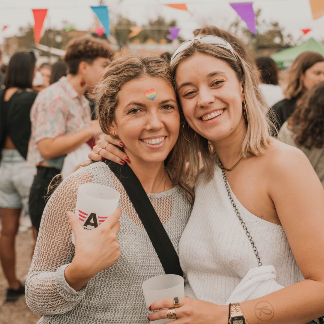 Chicas disfrutando de la mejor fiesta Lésbica de Madrid. La Verbena de Fulanita de tal.